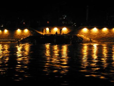 Die Kinder waschen sich abend im Fluss und lassen den Tag ausklingen