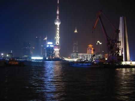 Blick ueber den Bund mit dem Orient Pearl Tower, dahinter das Jim Mao Building
Vue sur le Bund et la Tour de la Perle des Orients (symbole de Shanghai). Au loin la pointe illuminee c'est le Jin Mao Building