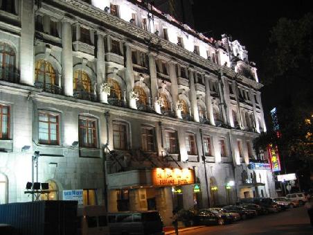 Unser Hotel, das Astor House, am Abend, ein Stueckchen Shanghai-Geschichte
Notre Hotel, Astor House Hotel,une partie vivante de l'histoire de Shanghai.