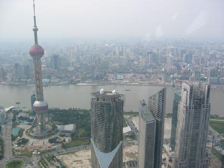 Blick auf Shanghai vom Jim Mao Building auf 420m
Vue sur Shanghai depuis la Tour de Jim Mao ou se trouve l'hotel Hyatt.