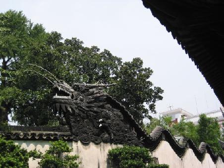 Hier sind wir im Garten von Yu Yuan im Herzen des historischen Viertels, eine kleine Ruheoase
Ici dans le jardin de Yu Yuan au coeur de la ville historique.