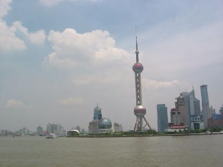 Blick auf das ultramoderne Pudong vom Bund aus
Vue sur le Bund du cote de Pudong de jour.
