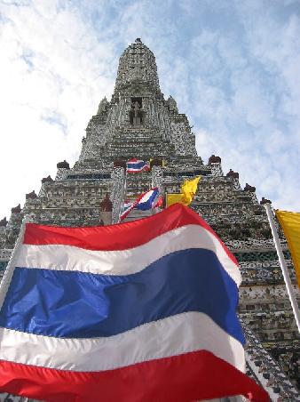 Der Wat Arun geschmückt mit thailändischen Fahnen
Wat Arun avec le drapeau thailandais