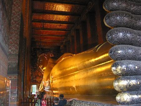 Der Wat Po mit seinem 44m (!) langen liegenden goldenen Buddha
Wat Po et son bouddha alonge