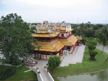 Blick vom Turm auf ein Gebäude im Sommerpalast
Batiment de style chinois dans le Palais d'Ete