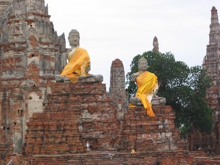 Bei einigen Buddhas wurden die Köpfe wie hier schön restauriert
Quelques Bouddhas ont retrouves leurs tetes, ruines d'un temple