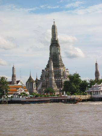Blick auf Wat Arun, der „Tempel der Morgenröte“, wurde um 1770 im Stil von Ayutthaya errichtet. Der zentrale Sakralturm ist 84 Meter hoch
Vue du Wat Arun de la riviere