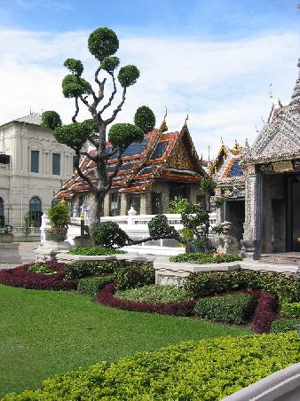 Einer der schönen Gärten des "grossen Palasts" in Bangkok
un des jardins du Grand Palace, Bangkok