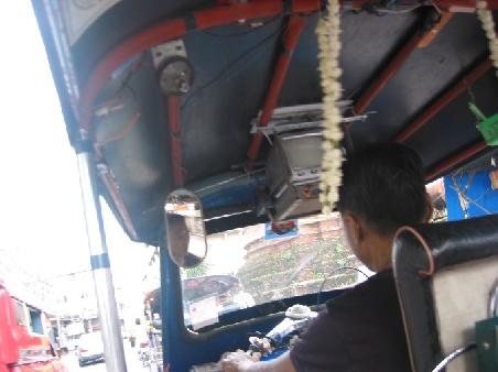 Mr Rex, der beste Tuc Tuc-Fahrer Südostasiens auf einer rasanten Tour durch Chiang Mai
Mr. Rex, notre conducteur prefere de Touc Touc a Chiang Mai