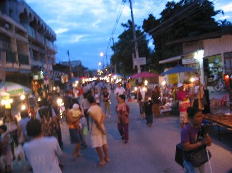 Ein thailändischer Markt auf der Wulai Street, den wir nach der "Flucht" entdecken
Marche nocturne thai dans Wulai Street