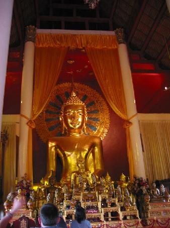 Buddha-Statuen soweit das Auge reicht
Une statue de Bouddha tres impressionnante