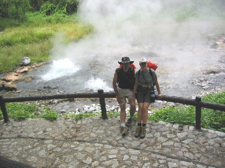 Heisse Quellen gibt es auch im Norden Thailands, bei knapp 100 Grad etwas zu warm zum Baden
Pres des eaux chaudes, au debut du Trek, Parc de Mae Sang, baignade interdite