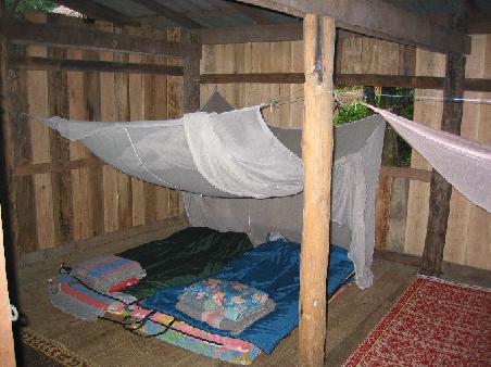 Unser feines Bettchen im Nachtlager des Karen-Dorfs
Notre couchette pour la nuit dans le village Karen