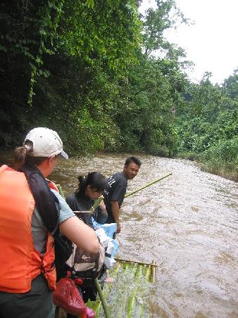 Bamboo-Rafting, eine teils recht nasse Angelegenheit
Sur le radeau, assez calme pour prendre des photos