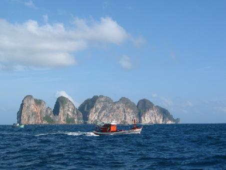 Blick auf das famose Phi Phi Leh
Vue sur Phi Phi Lee depuis le ferrie de Pucket