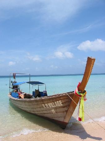 Ein Long tail boat, das von den Fischern auf den Inseln aber auch als Transportmittel verwendet wird
Un long trail boat, typique des pecheurs des iles