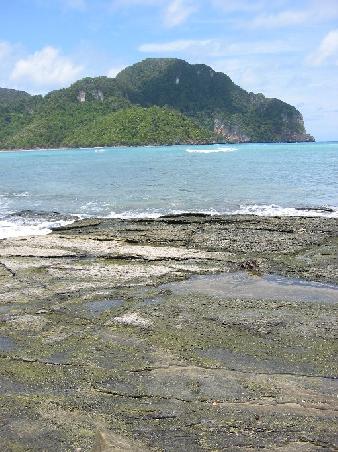 Blick auf Phi Phi Don bei unserer Wanderung über die Insel
Une autre vue de la cote de Phi Phi Don pendant notre randonnee sur l'ile
