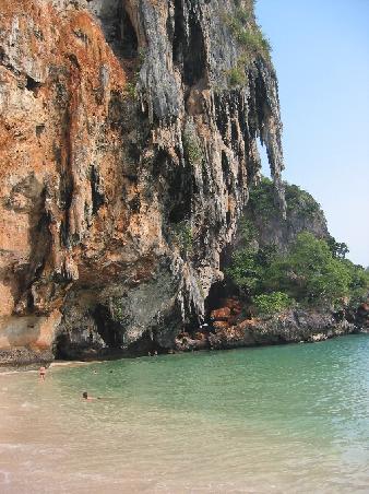 Schöne Felsformationen am Phra Nang Beach
Falaise au formation extraordinaire sur les cotes de Krabi
