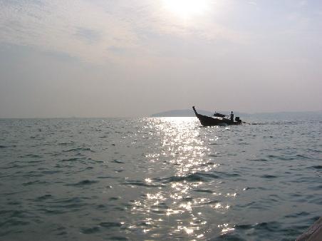 Mit dem Long Tail Boat der untergehenden Thai-Sonne entgegen
Long Trail Boat dans le soleil couchant