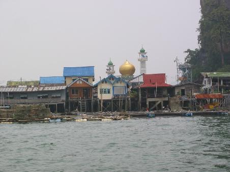 Muslimisches Dorf Pannyi, das vollständig auf Pfählen auf dem Wasser erbaut wurde
Village musulman de Pannyi, completement construit sur pilotis