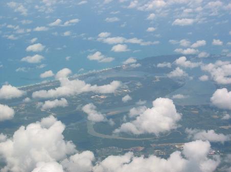 Blick über Phuket bei unserem Rückflug nach Bangkok
Vue sur Phuket depuis l'avion