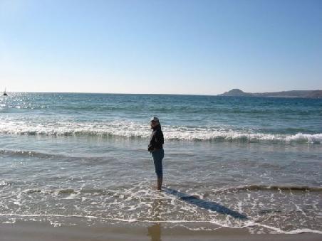 Sarah mit den Fuessen im Meer in Tongoy am Pazifik
Sarah les pieds dans l'eau a Tongoy sur les bords du Pacifique
