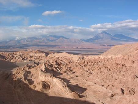 Blick in die Wueste (Death Valley), hinten ein paar Vulkane