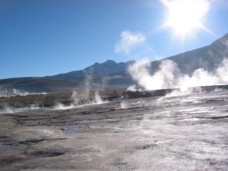 Die Geysire de Tatio auf 4.500m, frostig kalt und wunderschoen