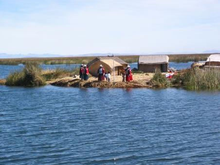 Ankunft auf einer schwimmenden Insel (Isla Flotantes) auf dem Titicaca See bei den Uros
Arrivee sur une ile flotante (Isla Flotantes) des UROS, peuple du Lac Titicaca