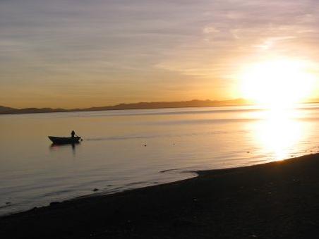 Sonnenuntergang am Titicaca See, Sieht warm aus, hat aber nur ca. 5 Grad Wassertemperatur
Couche de Soleil sur le Lac Titicaca, temperature de l'eau environ 5 degres.