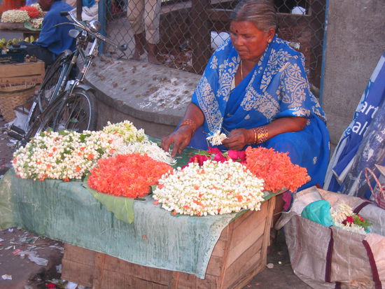 Basar in Coccin, das sind Jasminblueten und das haben viele Frauen in Ihren Haaren und die duften...