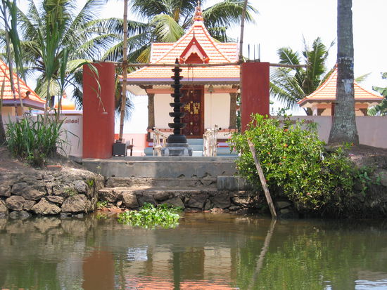 kleiner Tempel am Ufer