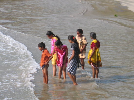 Indische Kinder am Strand