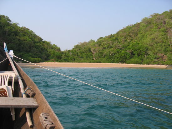 einsamer Strand wo wir gleich anlegen werden