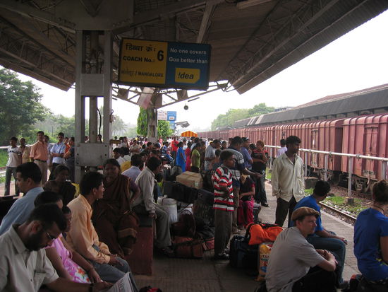 Bahnsteig von Goa, sie wollen auch alle 
mit dem Zugfahren nach hampi...und unten auf dem rechten Bildrand das sind Pirco und Micha, wo mich 3-4 tage begleiten werden