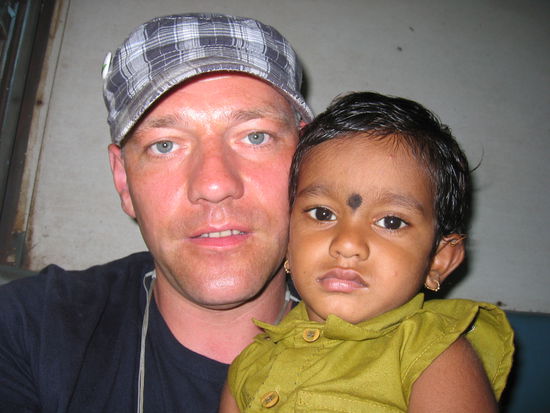 meine kleine Zugbegleiterin, sie ist dann spaeter auf meinen Armen Eingeschlafen