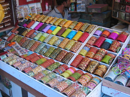 lauter bunte Armreifen