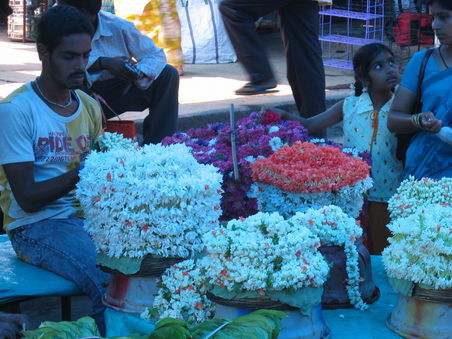 Blumenverkaeufer am Mysore Obst+Gemuesebasar