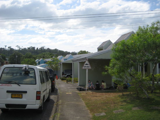 Kein Mensch außer uns und den Affen!