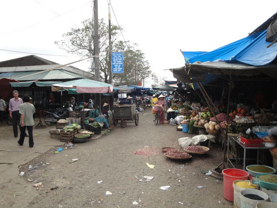 Markt in Hue. Da haben wir was gaaaanz ekliges gegessen und getrunken. Irgendein Getraenk mit Teig drin und Bananen und Bohnen.
Ihhhhhhhhh und ne eklige Suppe mit Leber und so