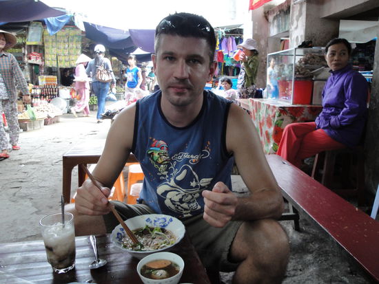 Das war die eklige Suppe und das seltsame Getraenk am Markt in Hue