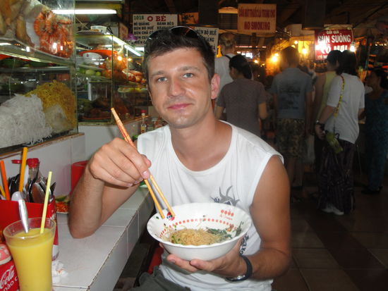 Gebratene Nudeln  in Bin Tanh Markt. Das ist eine große Markthalle mit allem möglichen, von Klamotten bis Essen...