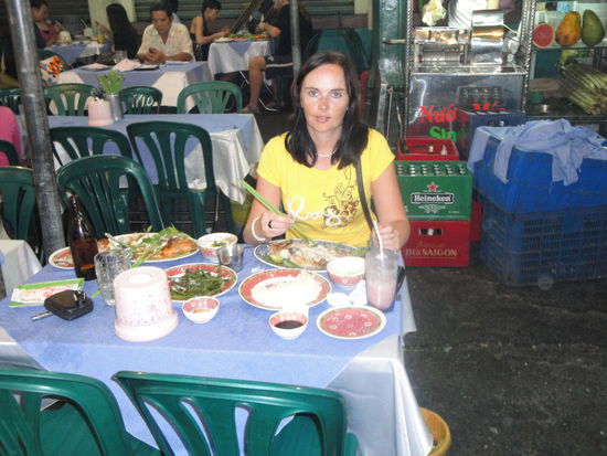 Abendessen auf dem Nachtmarkt. Nochmal lecker gegrillten Red Snapper mit Morning Glory und Reis hhmmmm