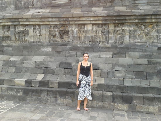 Im Tempel Borobodur ist wie in den meißten Tempeln in Indonesien der Sarong Pflicht