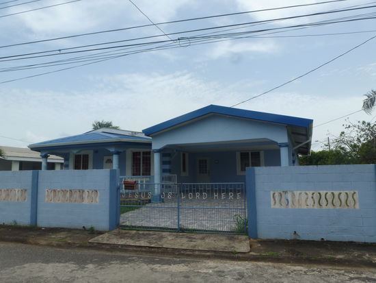 Unsere Bleibe auf Trinidad aber nur ein kleines Zimmerchen davon!