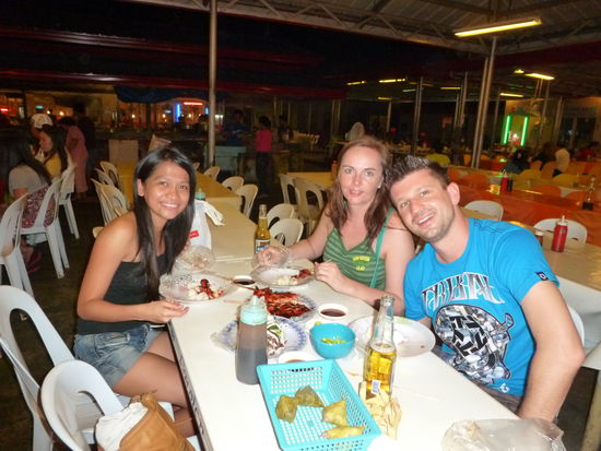 Wir drei beim Barbecue und unser letzter Abend mit Evan danach gings dann am nächsten Morgen weiter mit der Fähre nach Bohol.