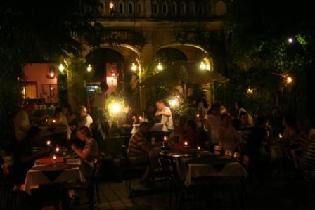 Idyllisches Restaurant am Fluss