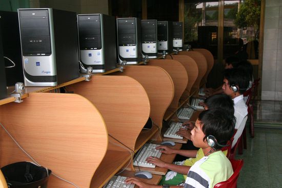 Kis bei Videospielen im Internetcafe