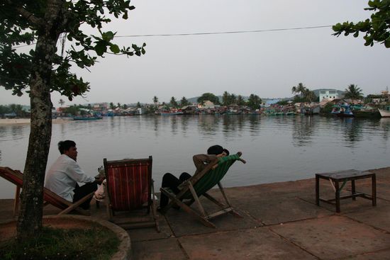 Blick auf den Hafen im Sonnenuntergang