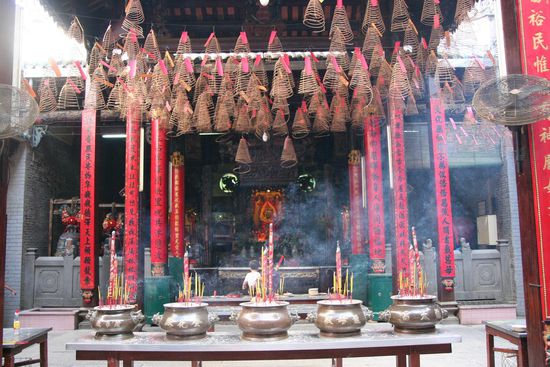 Raeucherstaebchen im Inneren